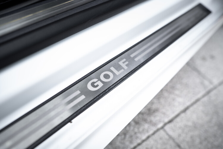 Volkswagen Golf VI – bogate wyposażenie standardowe i wysoki poziom bezpieczeństwa